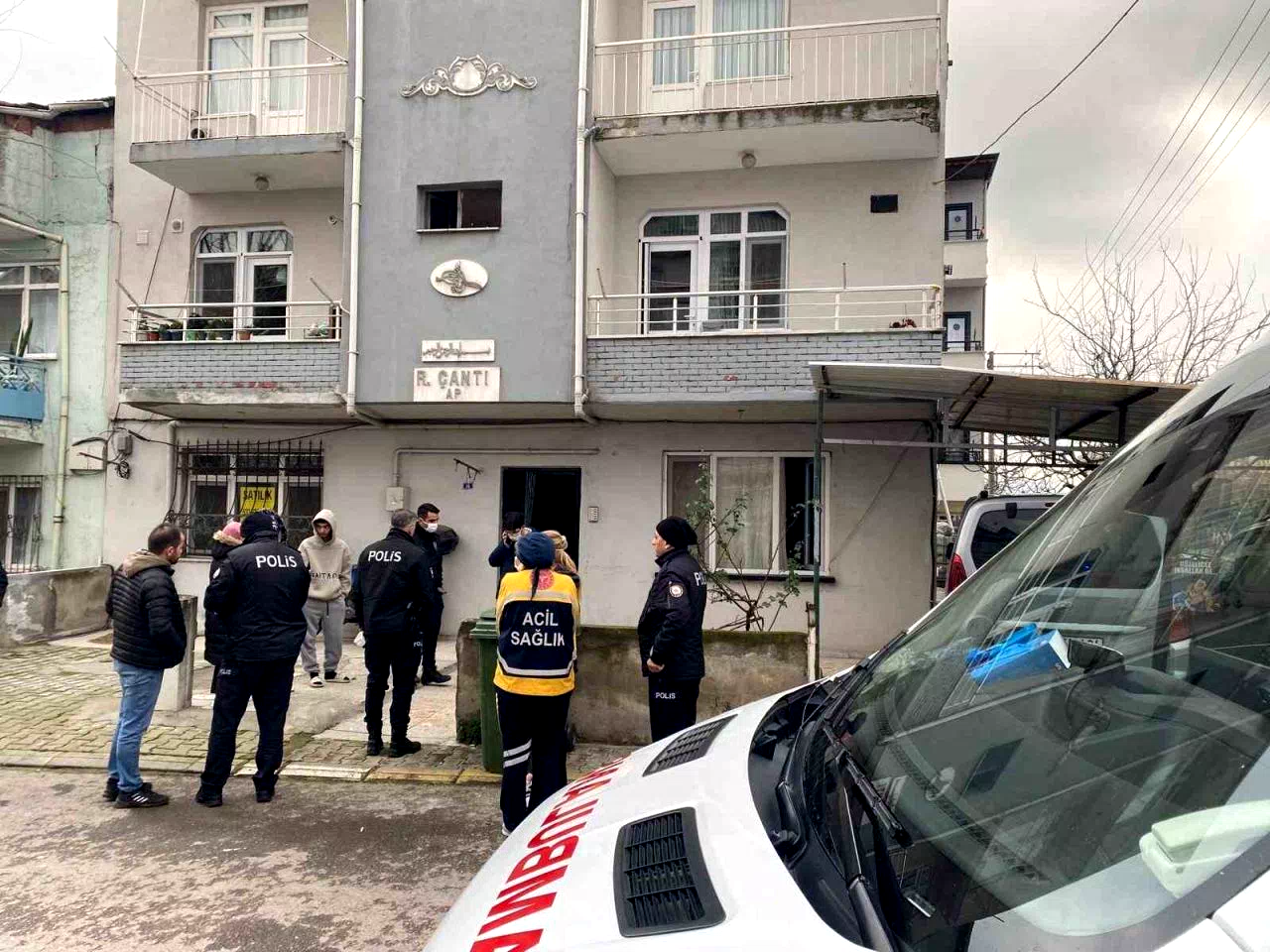 Komşuları ihbar etti, binadaki kötü koku ölümü ortaya çıkardı