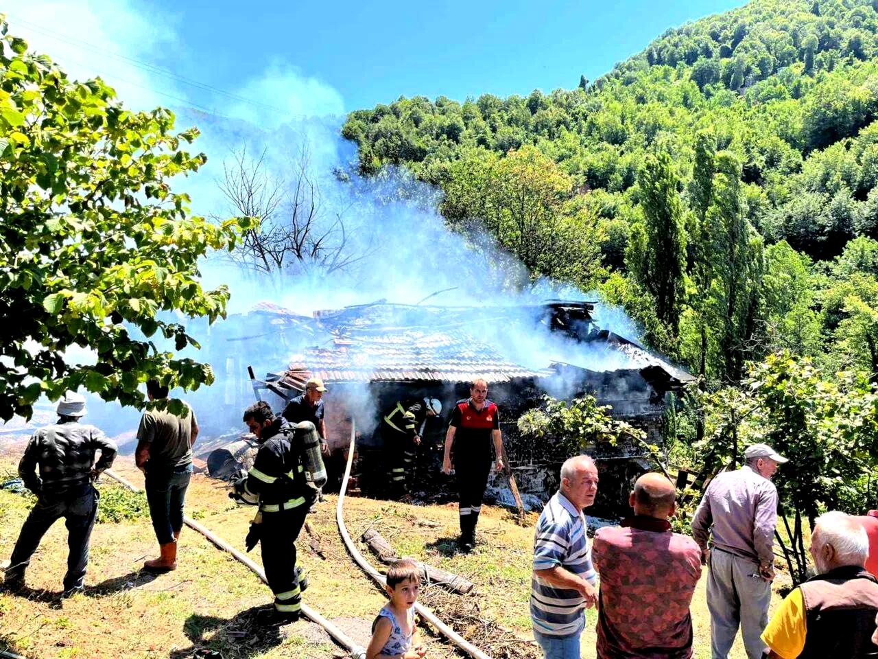 Kömürlükte çıkan yangın paniğe neden oldu