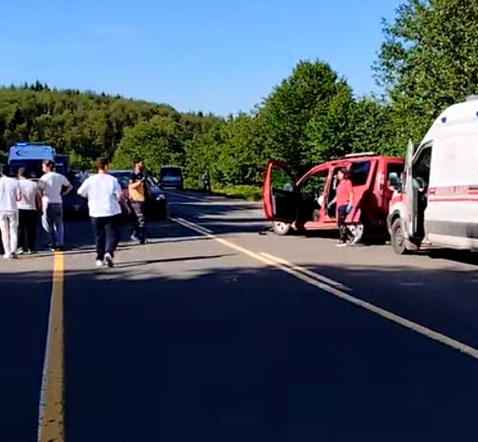 Kontrolden çıkan araç, park halindeki araca çarptı: 3 yaralı