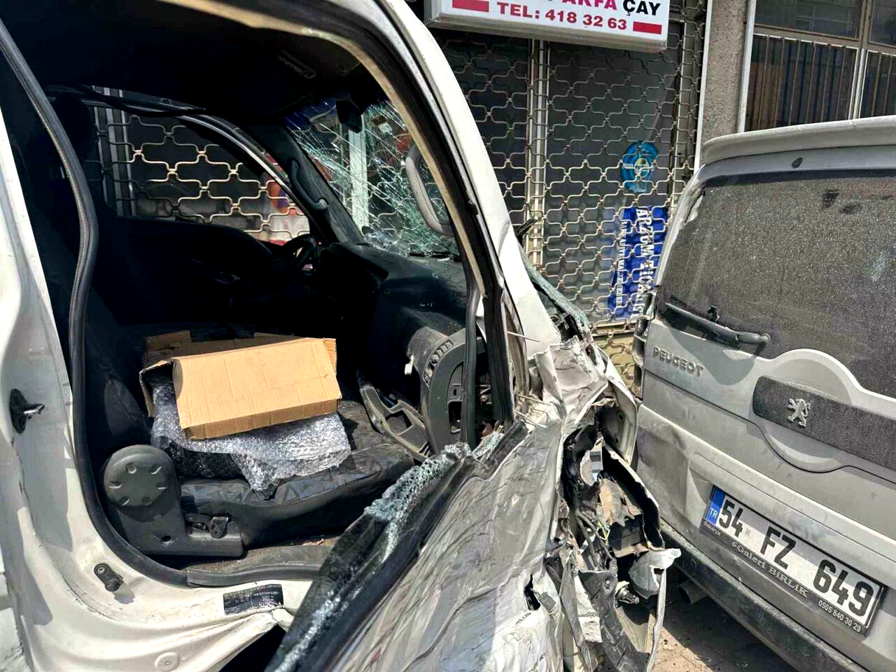 Kontrolden çıkan kamyonet önce park halindeki 5 araca sonra duvara çarptı