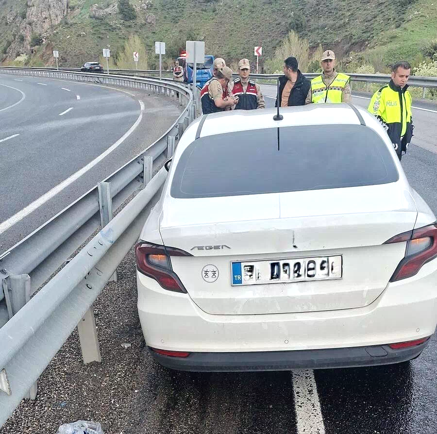 Kontrolden çıkan otomobil bariyere çarptı