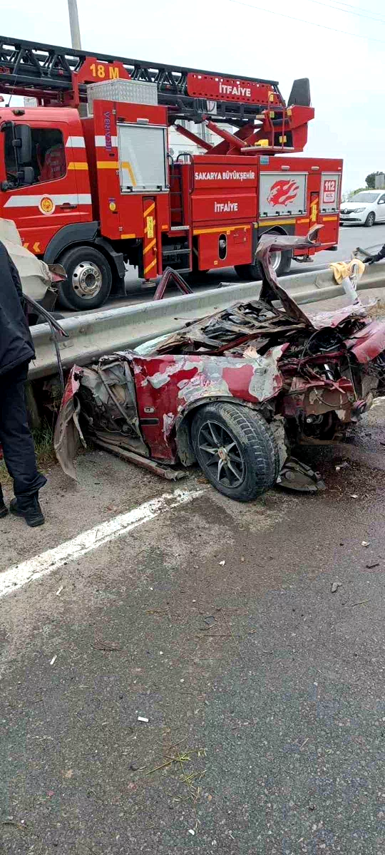 Kontrolden çıkan otomobil bariyerlere saplandı: 2 ağır yaralı