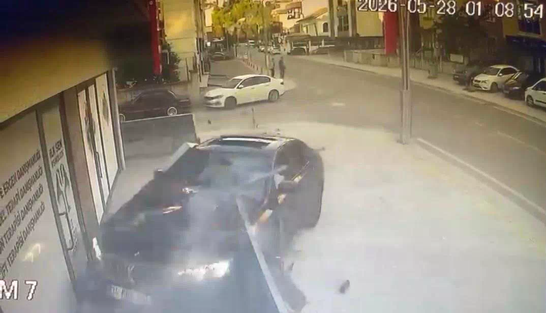 Kontrolden çıkan otomobil, danışmanlık merkezine daldı: O anlar kamerada