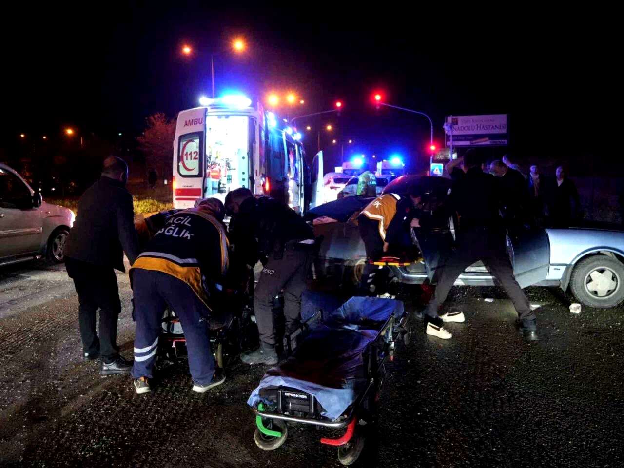 Kontrolden çıkan otomobil, kırmızı ışıkta bekleyen araçlara çarptı: 9 yaralı