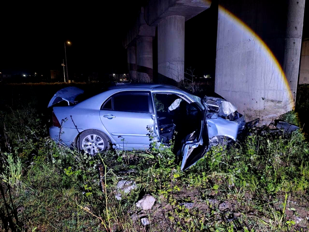 Kontrolden çıkan otomobil köprü ayağına çarparak durdu: 2 yaralı