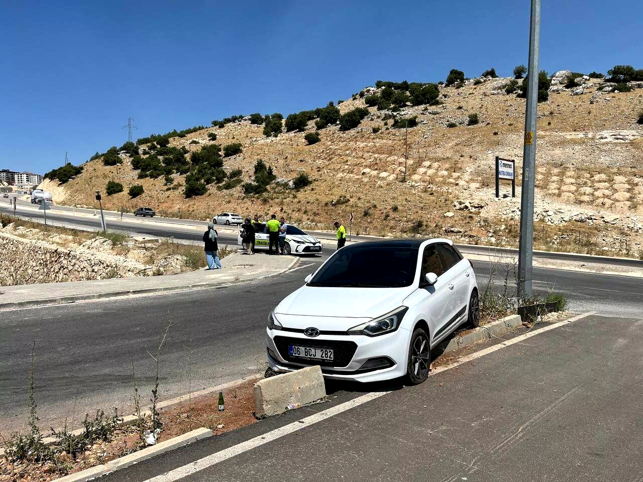 Kontrolden çıkan otomobil refüje çıktı