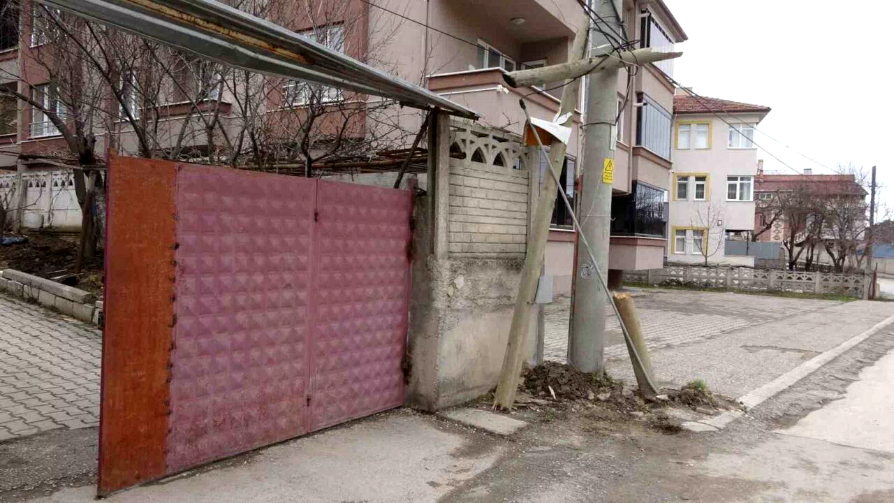 Kontrolden çıkan otomobil ters dönerek demir kapıyı kırıp bahçeye girdi