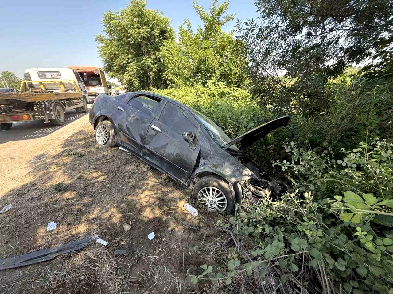 Kontrolden çıkarak bariyerlere çarpan otomobile tanker çarptı: 7 yaralı