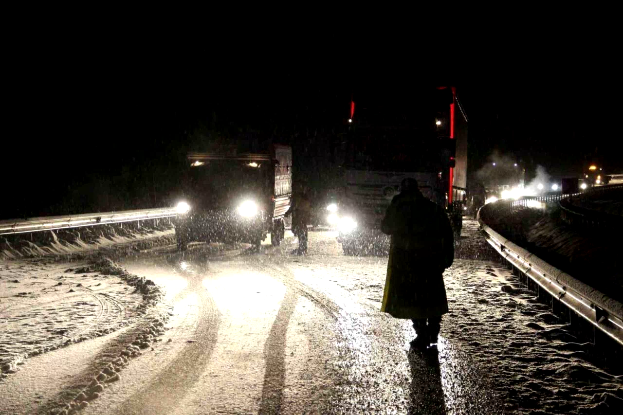 Kop Dağı Geçidi’nde kar ve tipi ulaşımı aksattı