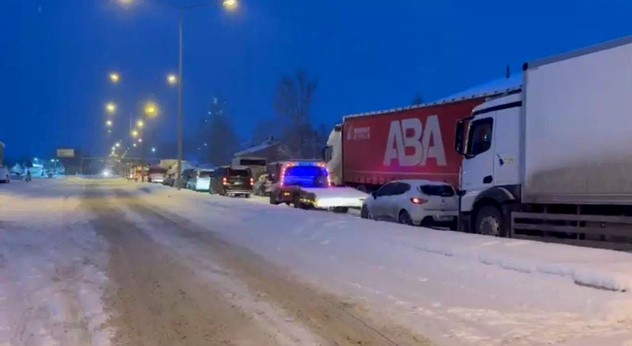 Kop Dağı Geçidi’nde tipi nedeniyle araçlar yolda kaldı