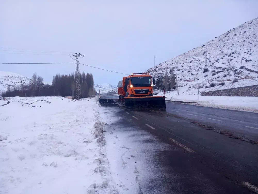 Kop Dağı Geçidi’nde Tipi ve Kar Ulaşımı Olumsuz Etkiledi