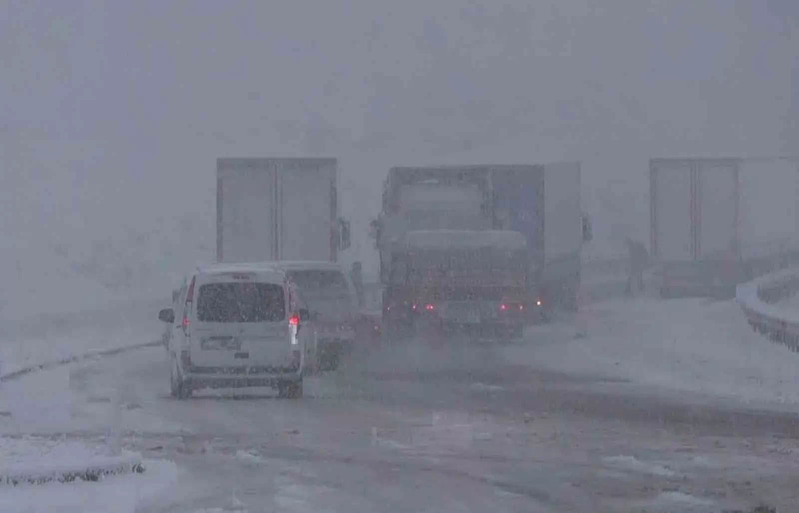 Kop Dağı Geçidi’nde Yoğun Kar Yağışı Trafikte Zor Anlar Yarattı