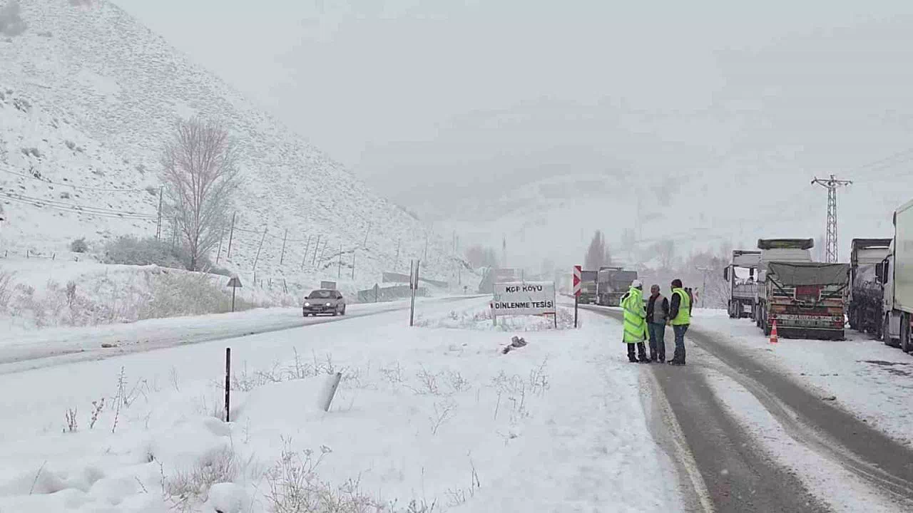 Kop Geçidi’nde çığ: Bitmeyen Kop Tüneli kış çilesini yine hatırlattı