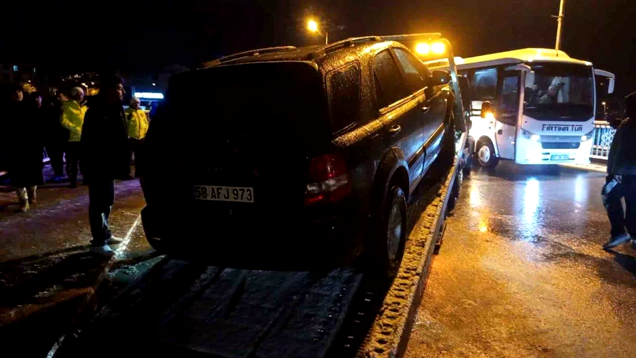 Köprü korkuluklarında asılı kalan cip nehre düşmekten son anda kurtuldu