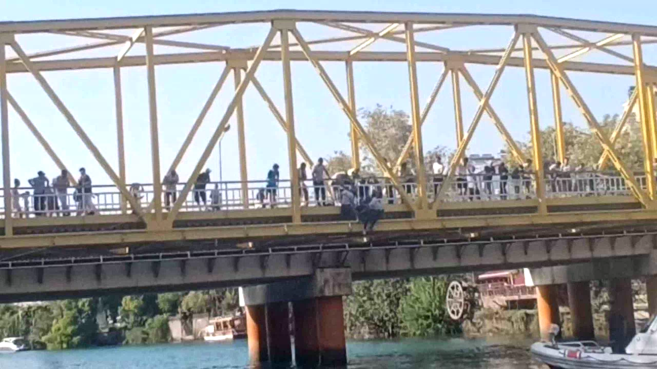Köprüye çıkan şahsı Özel Güvenlik görevlileri vazgeçirdi