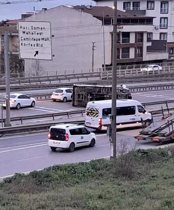 Körfez’de Kamyonet Devrildi: Trafikte Duraksama Yaşandı