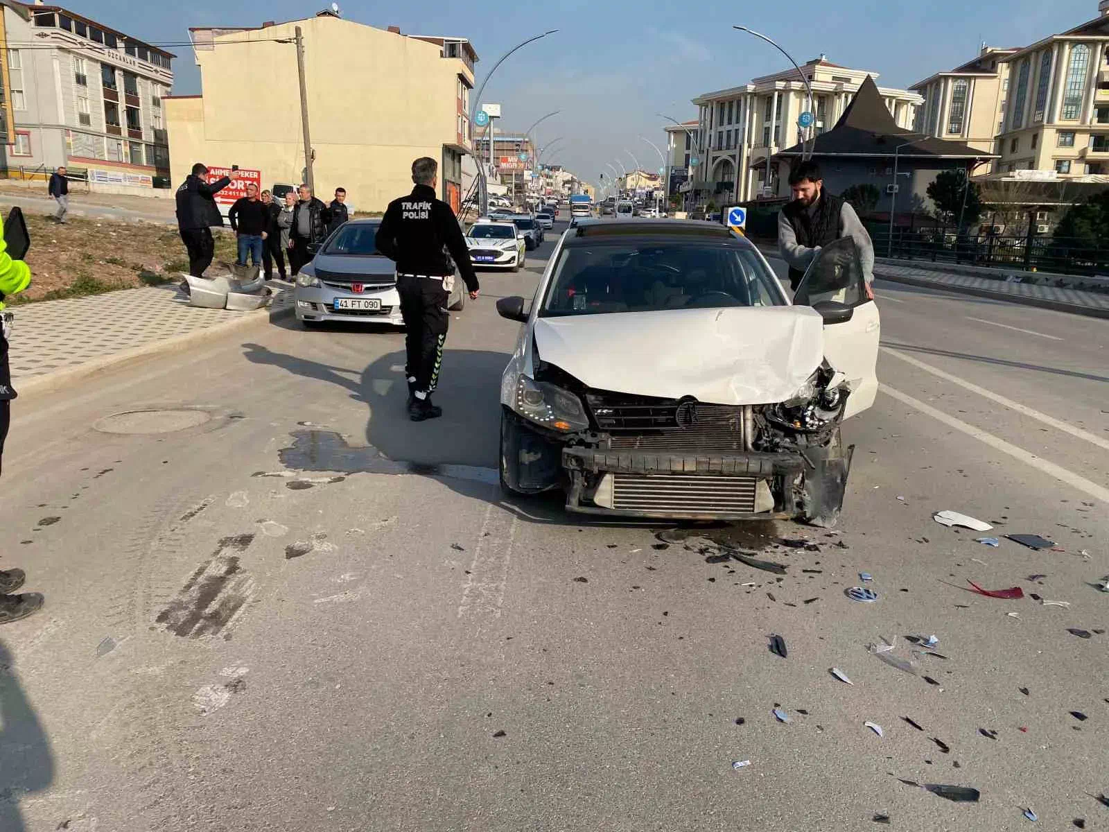 Körfez ilçesinde araçlar çarpıştı: 1 yaralı.