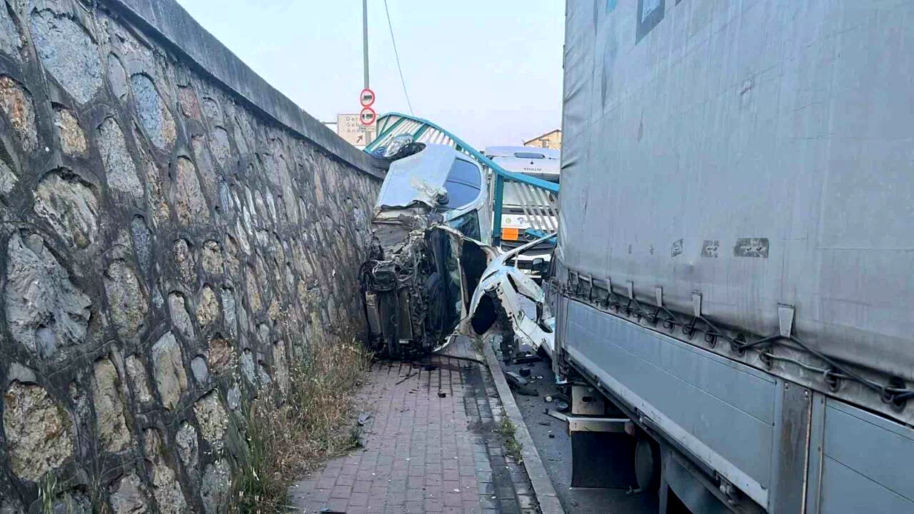 Korkulukları yıkan otomobil duvarda asılı kaldı, sürücü burnu bile kanamadan kurtuldu
