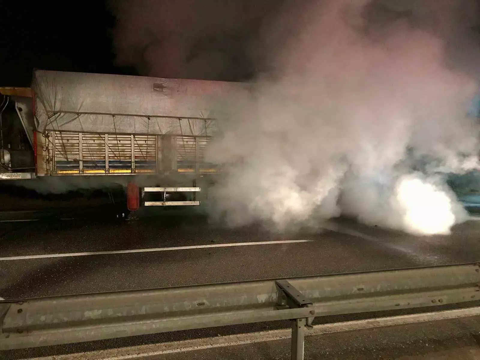 Korkutucu an! Sakarya’da seyir halindeki tırın lastikleri alev alev yandı ancak itfaiye ekipleri hızlı müdahaleyle faciayı önledi.