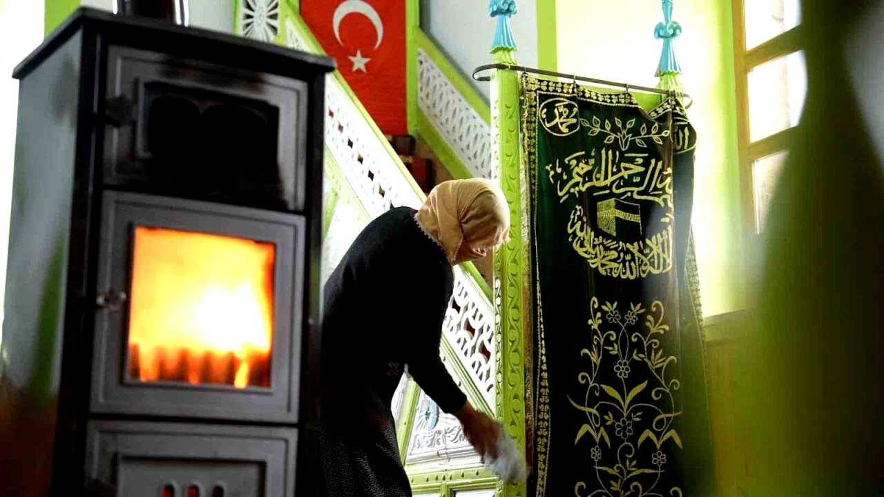 Köy Camisi imece usulü temizlendi