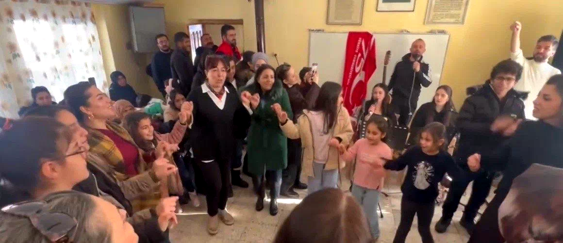 Köy okullarında müzik, oyun ve oyuncakla gelen mutluluk