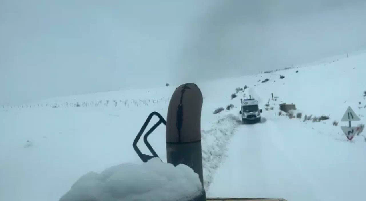 Köyde mahsur kalan hasta için ekipler seferber oldu