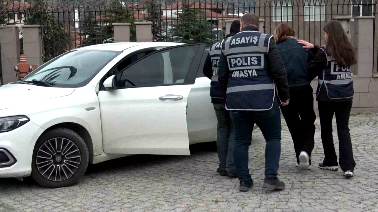 Kredi kartlarını kopyalayarak 2 milyon liradan fazla vurgun yaptılar