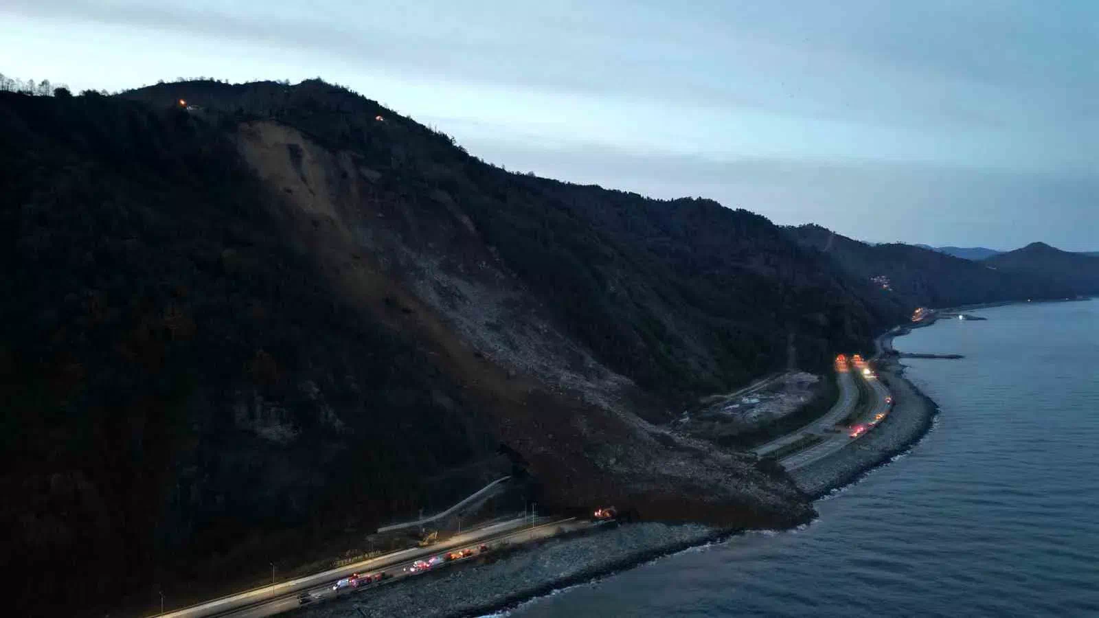 Kritik Tehlike: Karadeniz Sahil Yolu’nda Heyelan Riski Artıyor!