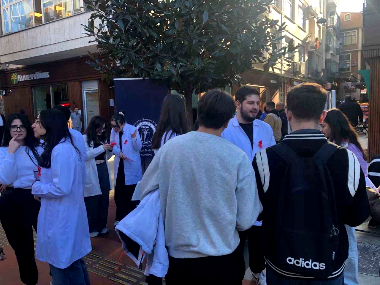 KTÜ Tıp öğrencileri AIDS’e karşı farkındalık için sahada