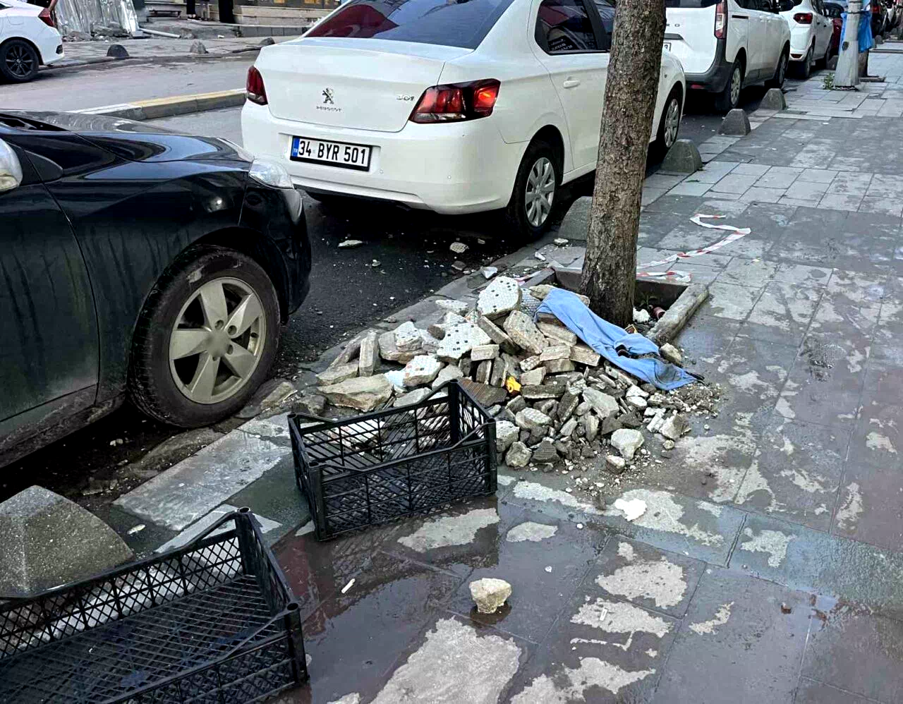 Küçükçekmece’de binanın dış yüzeyinden düşen parçalar güvenlik kamerasında