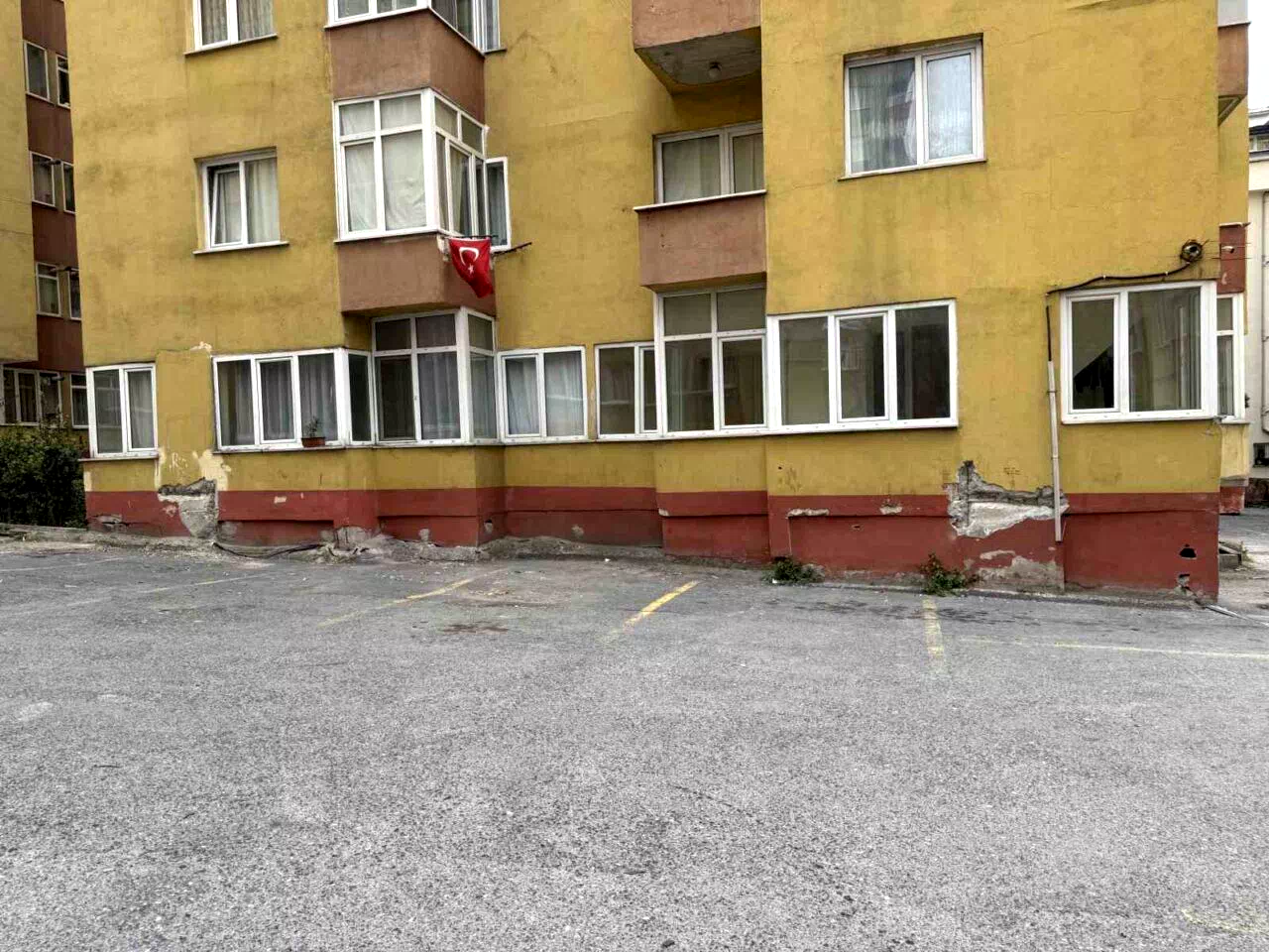 Küçükçekmece’de bulunan bir sitenin 6.2’lik deprem sonrası görüntüsü korkuttu