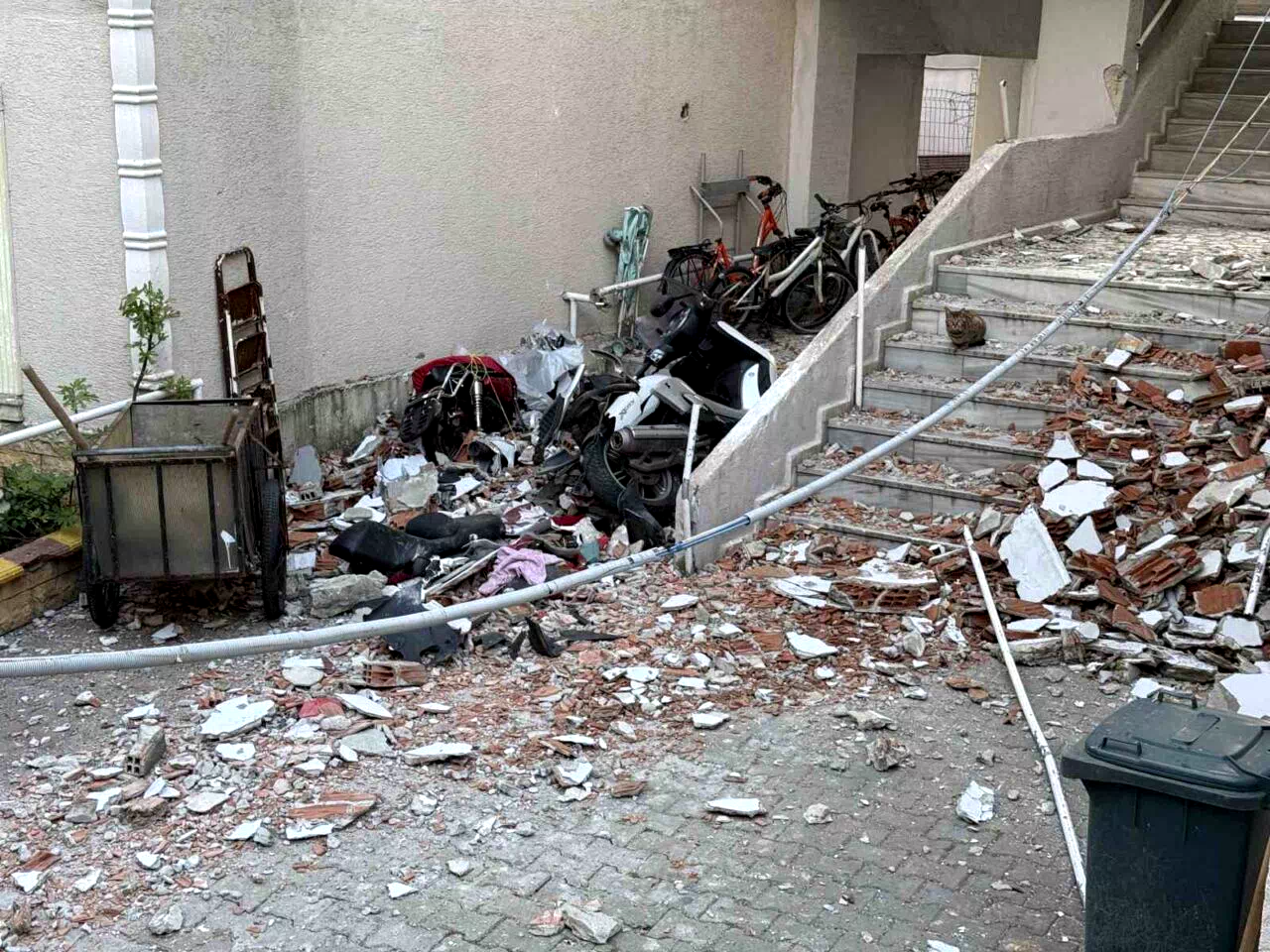 Kumburgaz’da bina duvarlarının yıkılma anı kamerada