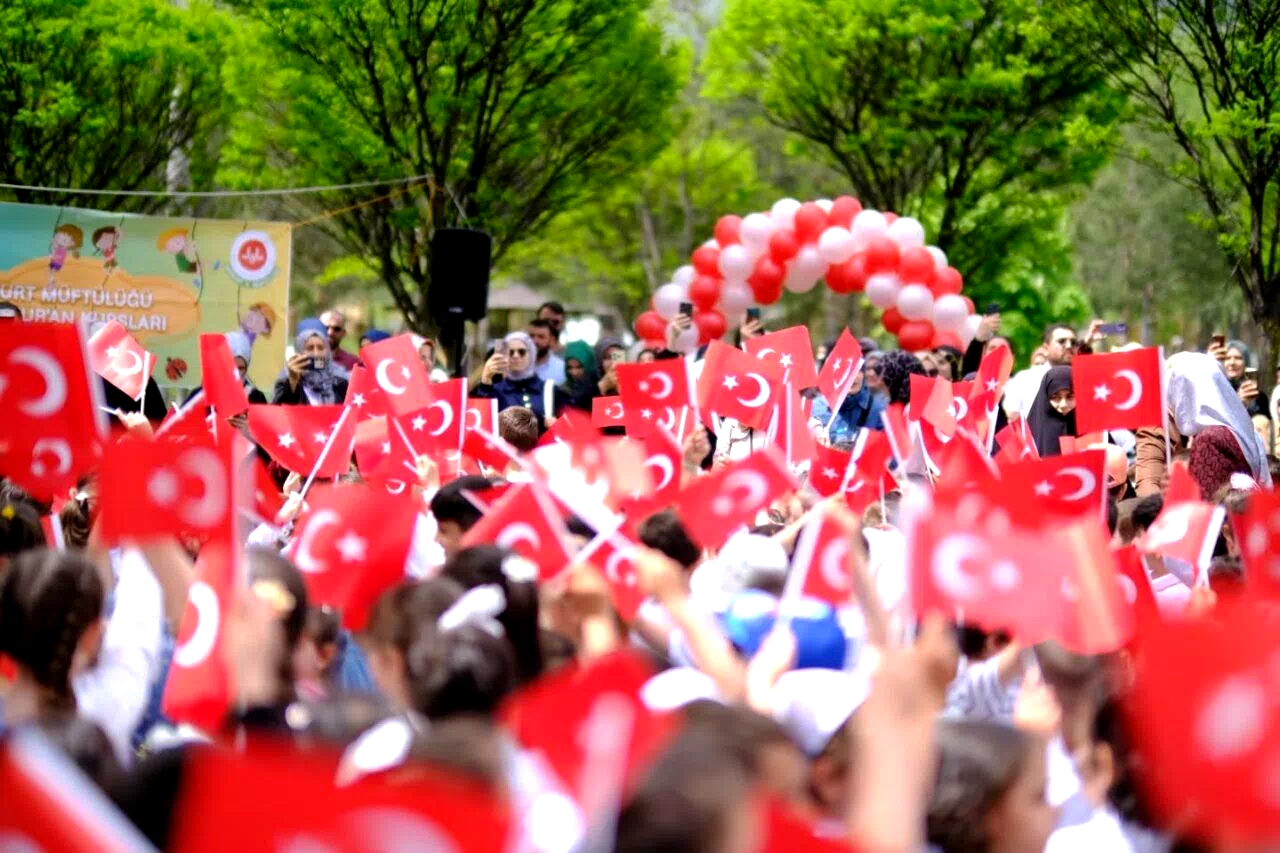 Kur’an kursları yılsonu şenliği renkli görüntülere sahne oldu