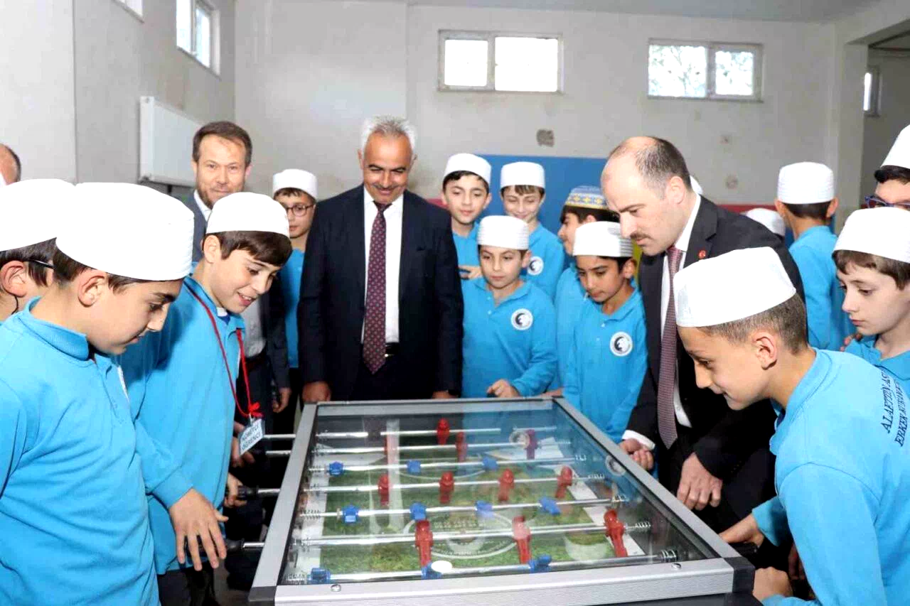 Kuran Kursu öğrencilerine oyun grubu hediye etti