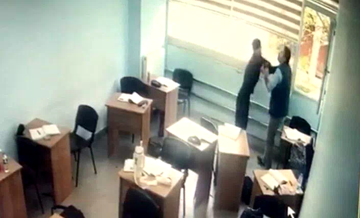 Kurs merkezinde dehşet anları kamerada: Sınıfa girip öğrenciye saldırdı
