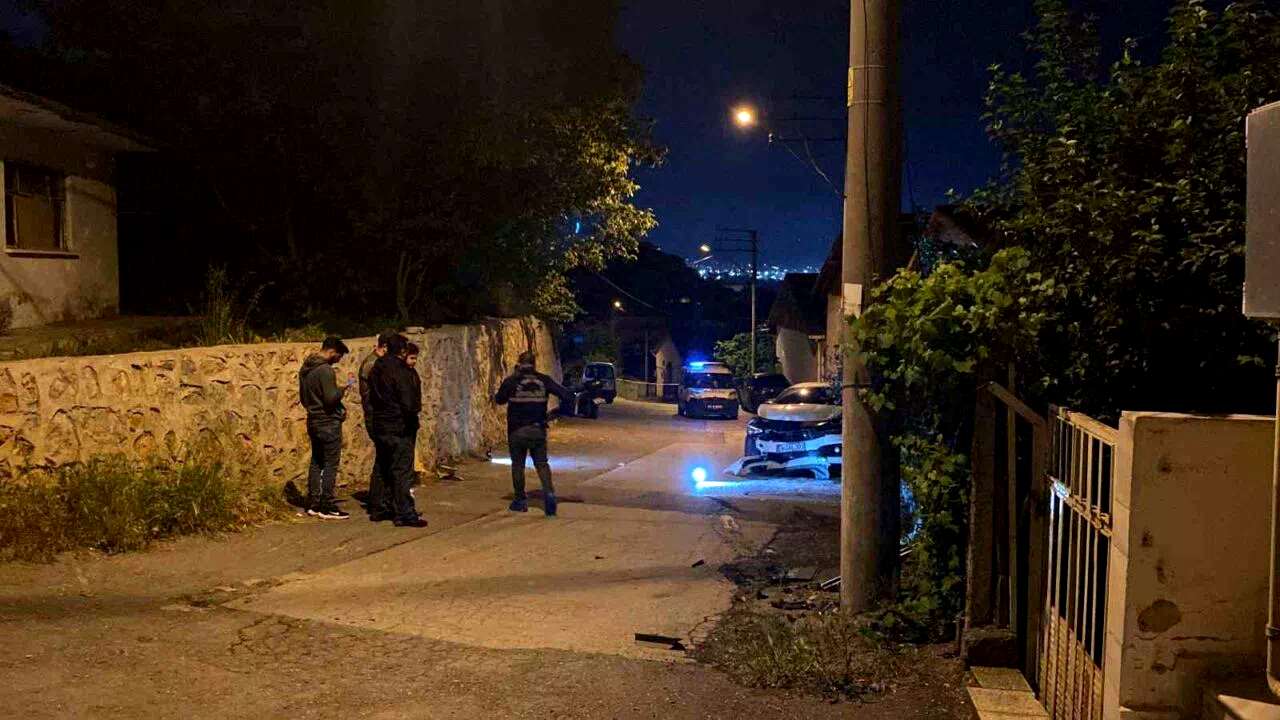 Kurşun yağmuruna tutulan otomobil kaza yaptı: 1 ağır yaralı