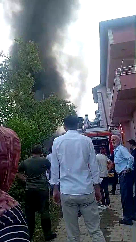 Kurulukta başlayan yangın, ahşap eve sıçradı