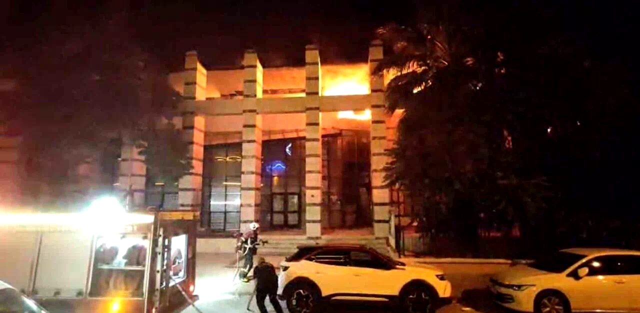 Kuşadası’nda eski PTT binasında yangın