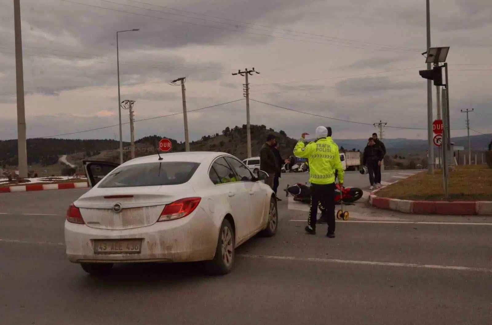 Kütahya’nın Tavşanlı ilçesinde otomobil ile motosiklet çarpıştı: 1 yaralı
