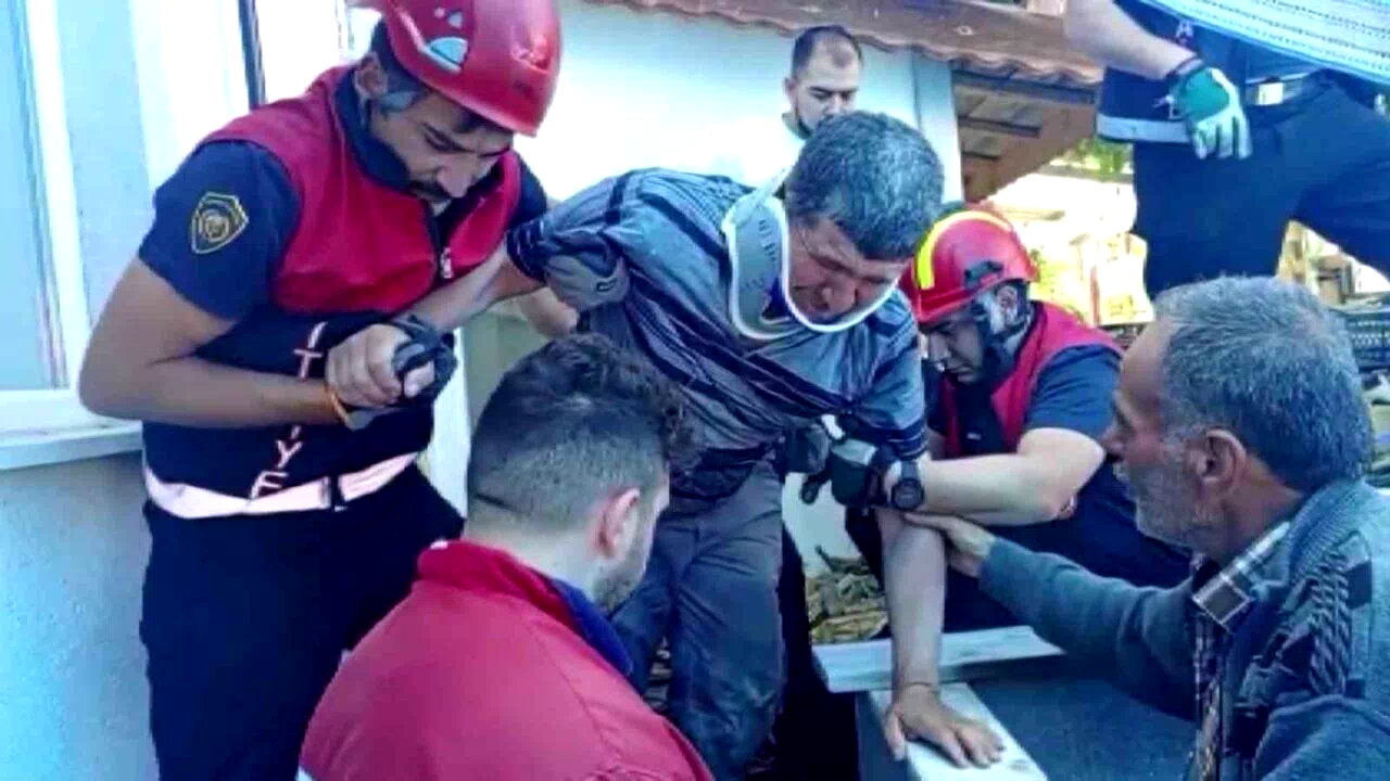 Kuyuya düşen sağır ve dilsiz adam, kendisini kurtaran itfaiyeciye sarılarak teşekkür etti