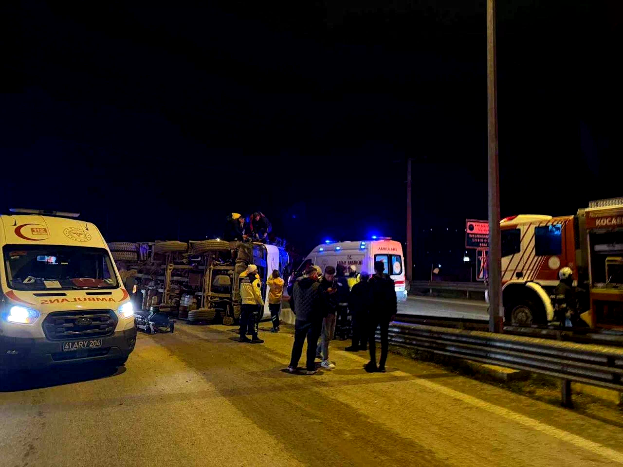 Kuzey Marmara Otoyolu girişinde beton mikseri devrildi: 2 yaralı