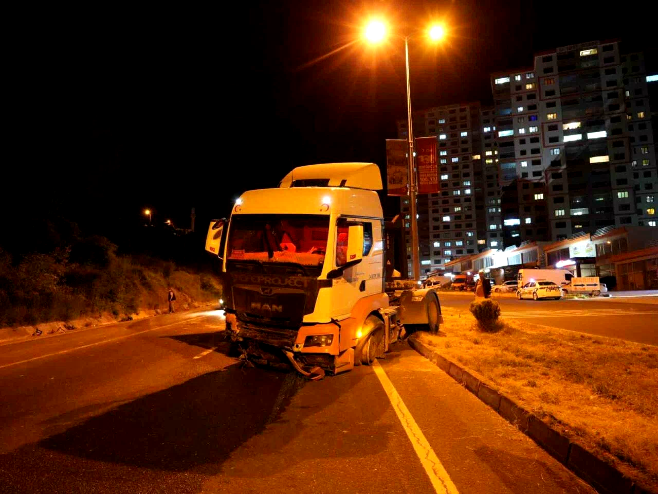 Lastiği patlayan tır, önce su kanalına sonra refüje çarptı: 1 yaralı