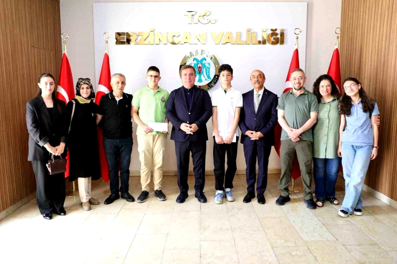 LGS’de 500 tam puan alan öğrenci ve aileleri Vali Aydoğdu’yu ziyaret etti