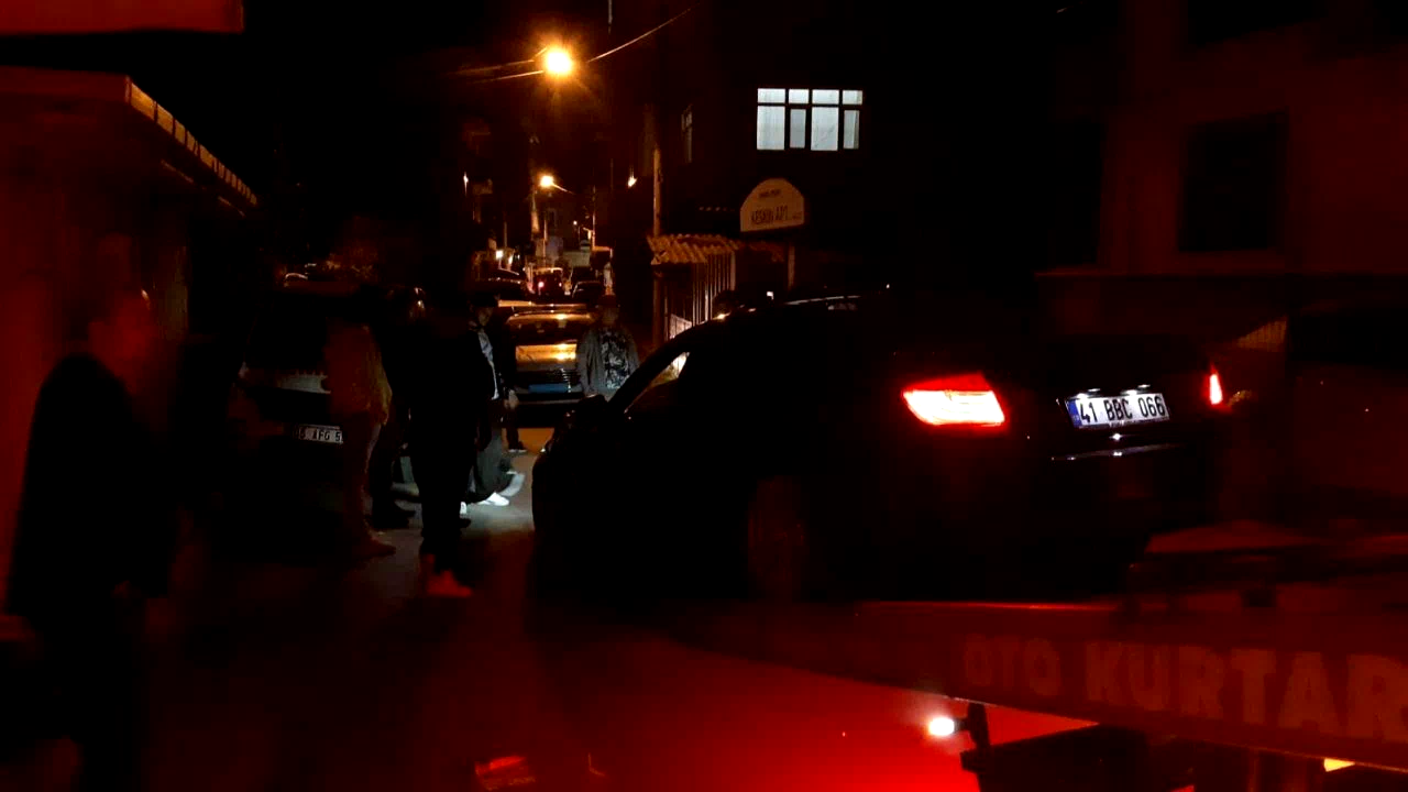 Lüks otomobilin içinde dehşeti yaşadı, kaçarken kaza yaptı