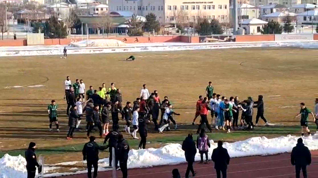 Maç sonu tekme ve yumruklar havada uçuştu