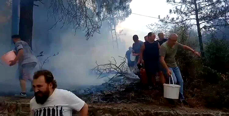 Mahalleli birlik oldu, orman yangınına kovalarla müdahale etti
