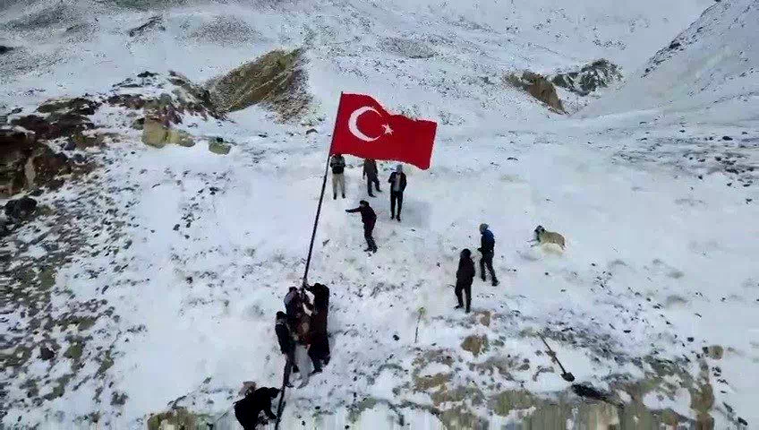 Mahallenin en yüksek tepesine Türk bayrağı diktiler