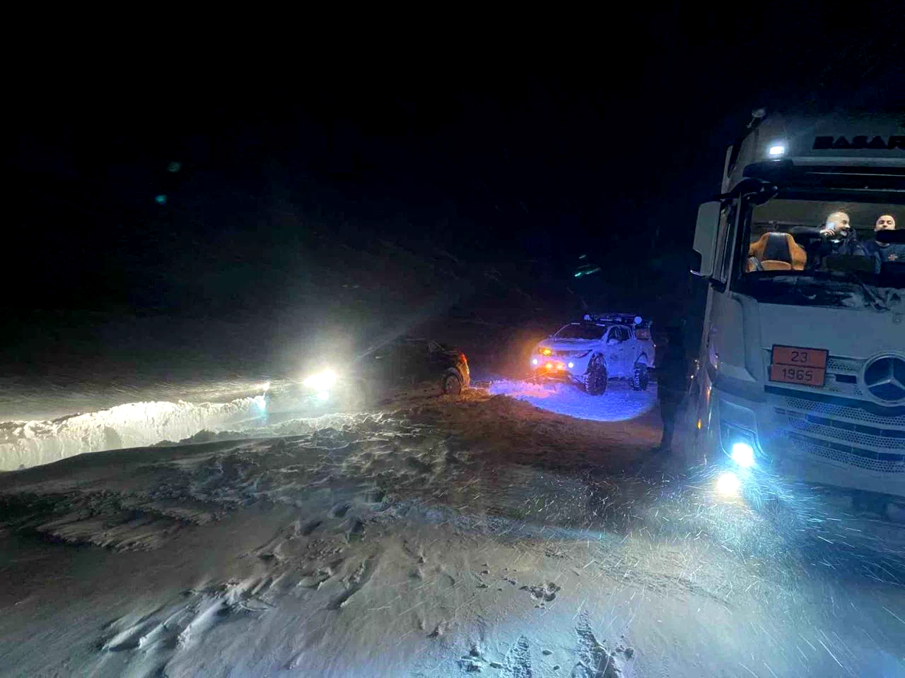 Mahsur kalan sürücüler Off-road ekiplerince kurtarıldı