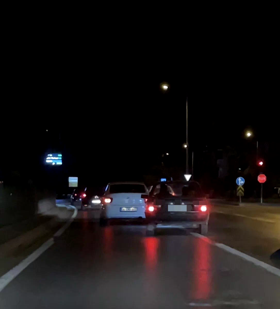 Makas atan sürücü hem yanındakileri hem trafiği tehlikeye attı