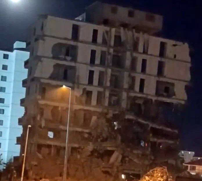 Malatya’da ağır hasarlı 7 katlı bina saniyeler içerisinde yerle bir oldu